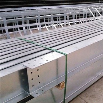 Stálbyggingarverkstæði með sólarorkukerfi